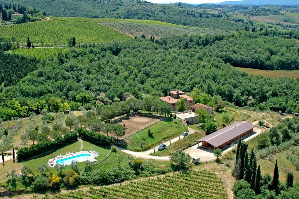z góry widok na posiadłość z basenem i domem w obiekcie Farmhouse B&B Il Paretaio w mieście Barberino di Val dʼElsa