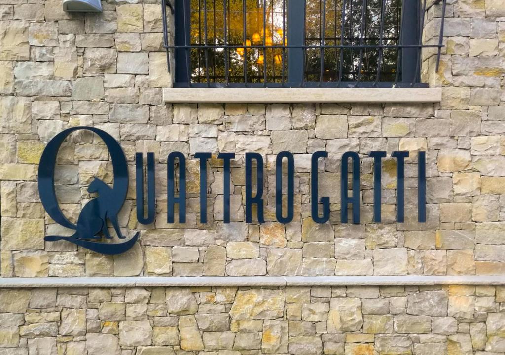 a sign on the side of a building at Quattro Gatti Rooms&Suite in Verdello