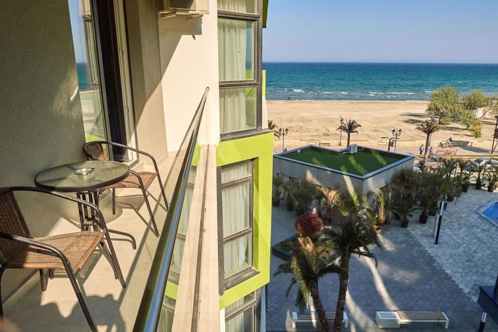 Apartment mit Balkon und Strandblick in der Unterkunft Blue Apartment in Spa n Pool Beach resort in Mamaia Nord – Năvodari