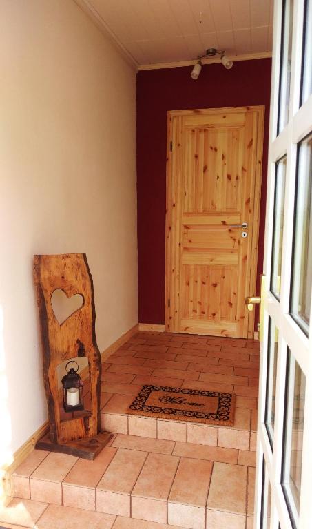 ein Zimmer mit einer Holztür und ein Zimmer mit einem Fußboden in der Unterkunft Marschperle in Neuendorf-Sachsenbande