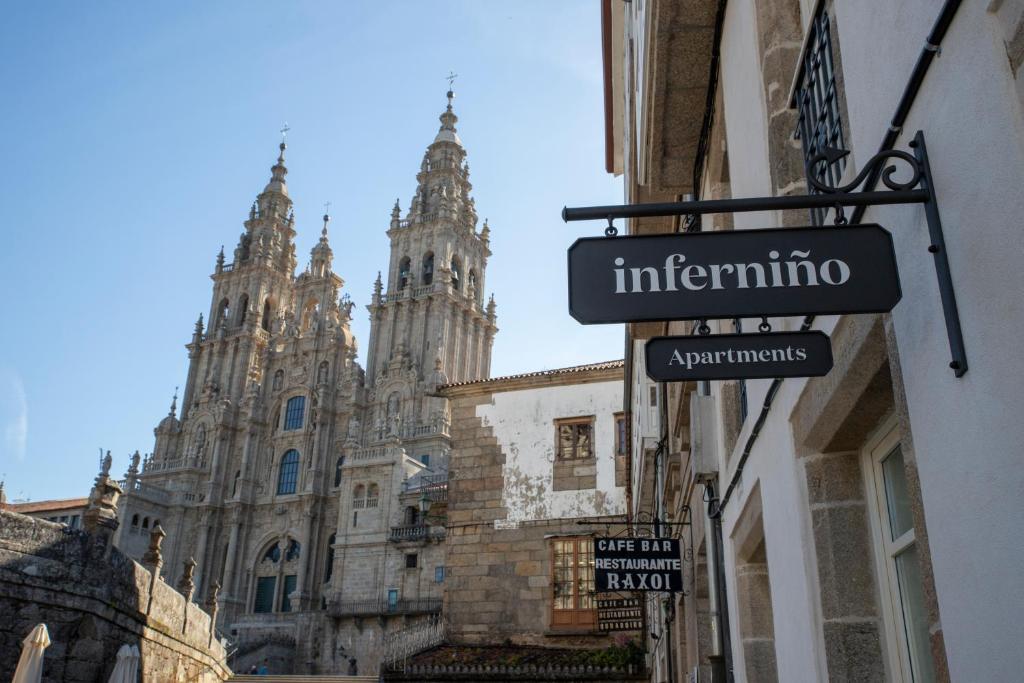 un letrero de la calle frente a una catedral en Inferniño Apartments en Santiago de Compostela