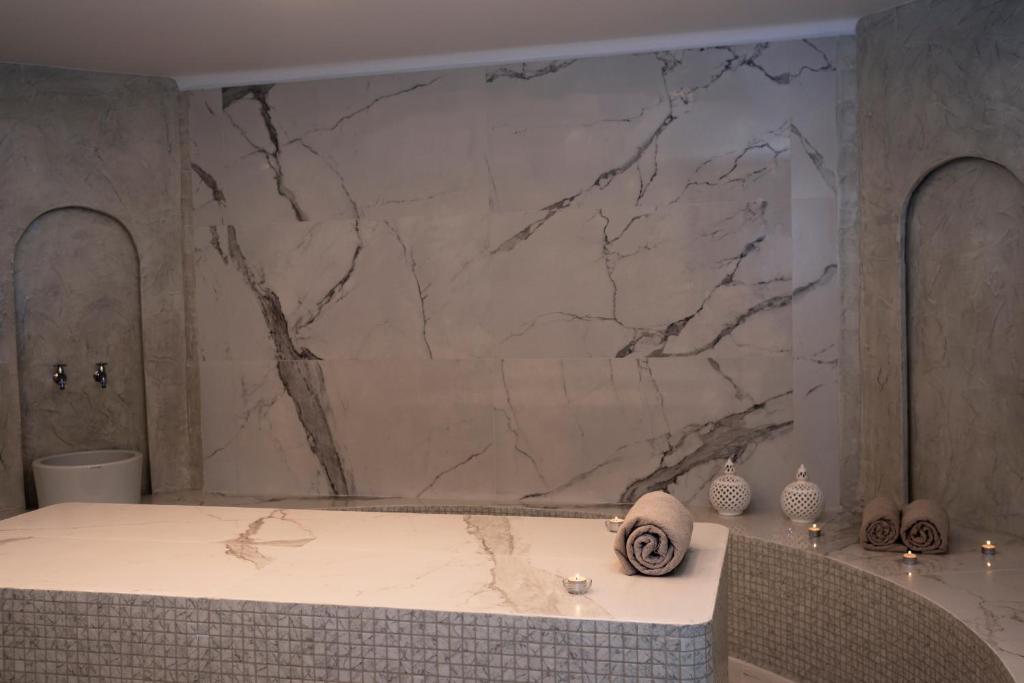 Koupelna v ubytování Acroterra Rosa Luxury Suites & Spa