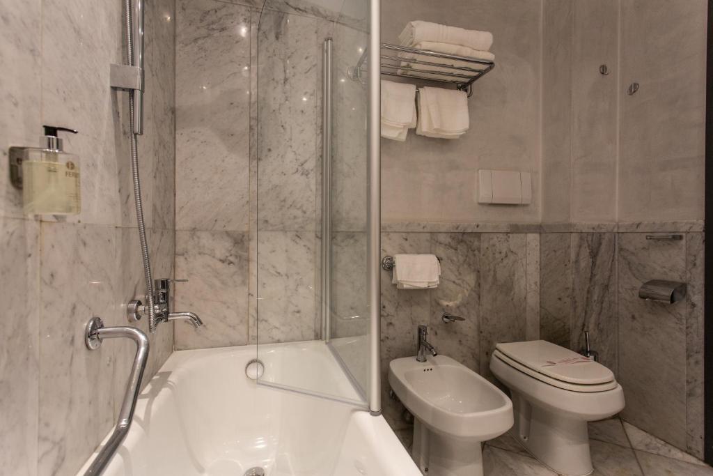 Ванная комната в Kursaal Hotel