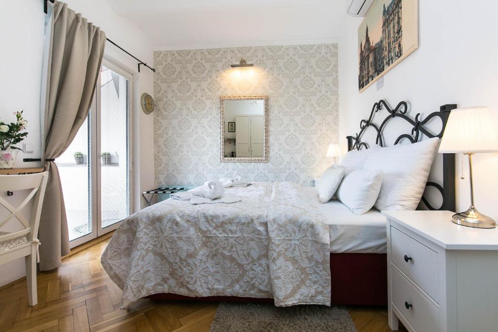 The Old Town Square & Parizska Apartments