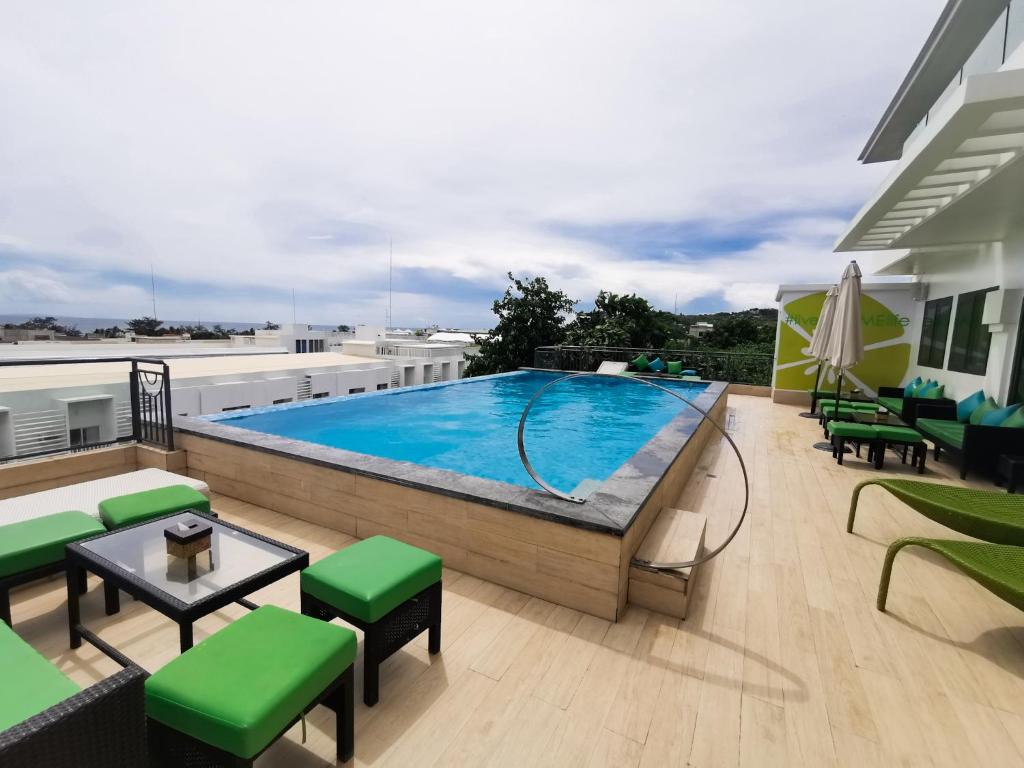 Bazén v ubytování Lime Hotel Boracay nebo v jeho okolí