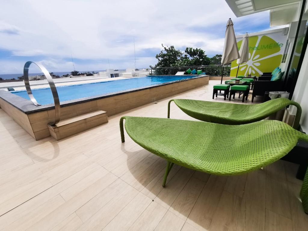 Bazén v ubytování Lime Hotel Boracay nebo v jeho okolí