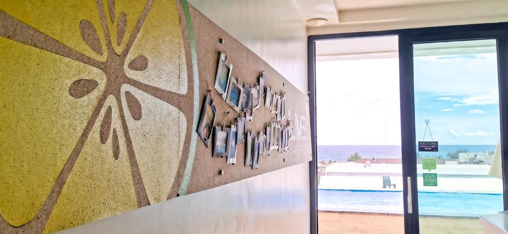 Bazén v ubytování Lime Hotel Boracay nebo v jeho okolí