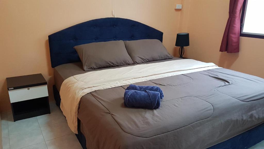1 dormitorio con 1 cama grande y cabecero azul en La Belle Cliff View en Ao Nang Beach