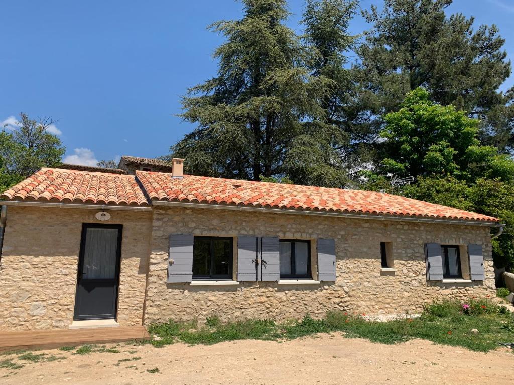 une petite maison en pierre avec un toit rouge dans l'établissement La Petite Maison, à Villars