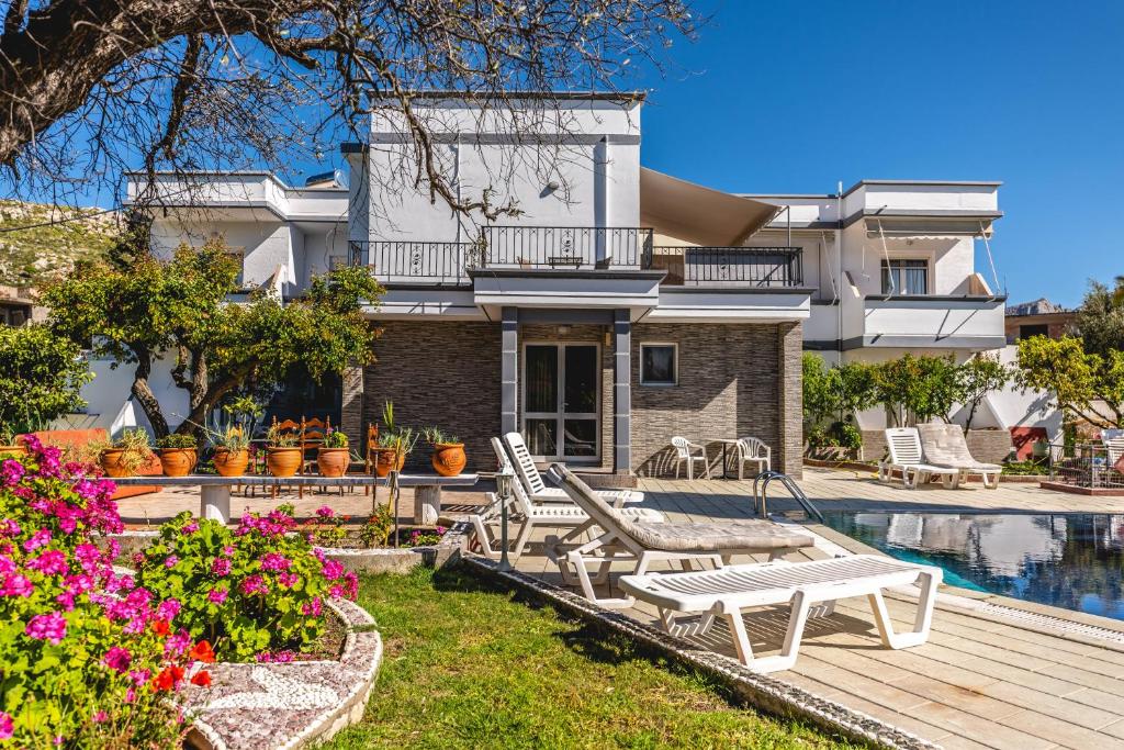 een huis met een zwembad en een huis bij Hotel Dimitra Sun in Archangelos