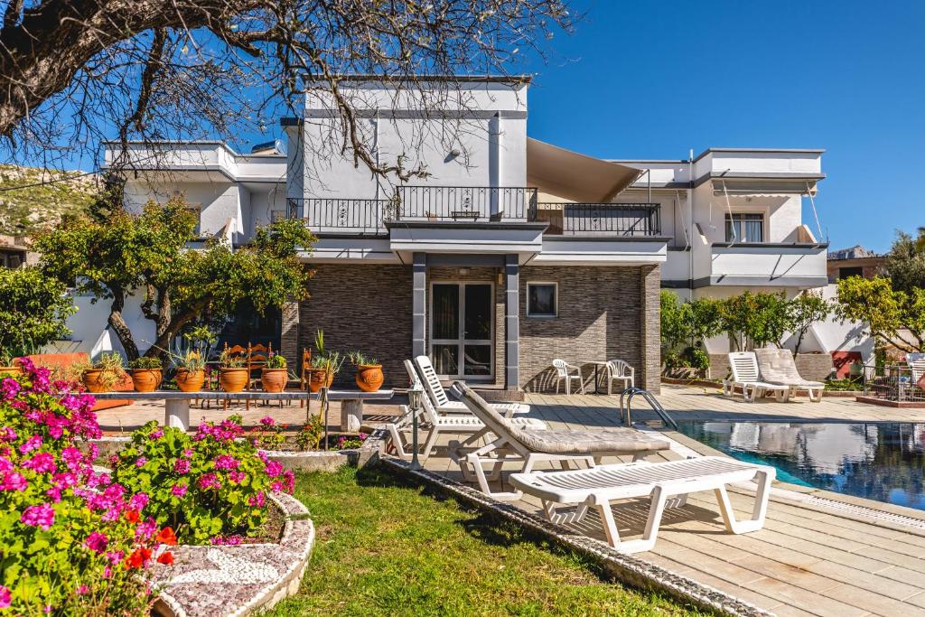 dom z basenem i domem w obiekcie Hotel Dimitra Sun w mieście Archangelos