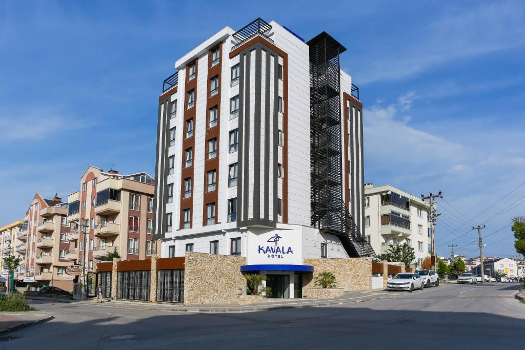 un edificio alto con un cartel en el costado en Kavala Hotel en Bursa