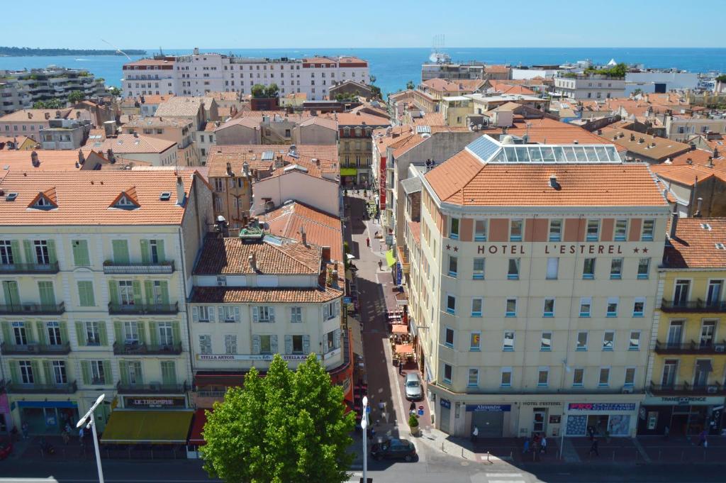 widok miasta z lotu ptaka z budynkami w obiekcie L'Esterel w Cannes