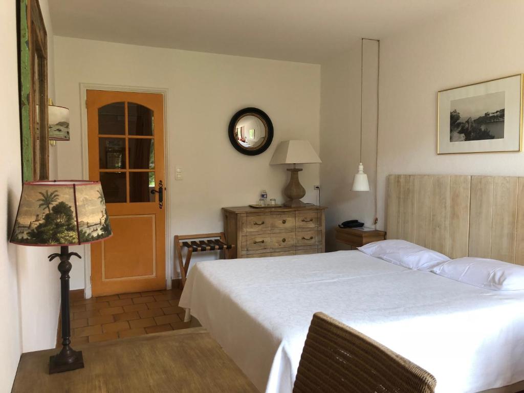 Postel nebo postele na pokoji v ubytování Le Manoir de Port-Cros