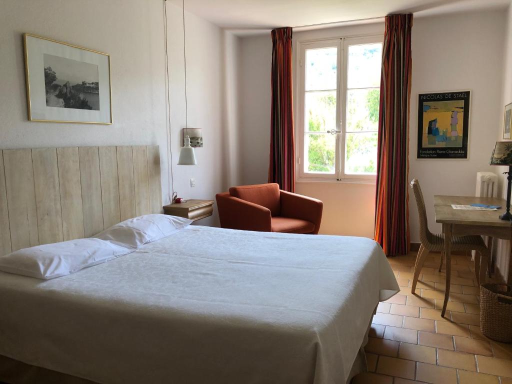 Postel nebo postele na pokoji v ubytování Le Manoir de Port-Cros
