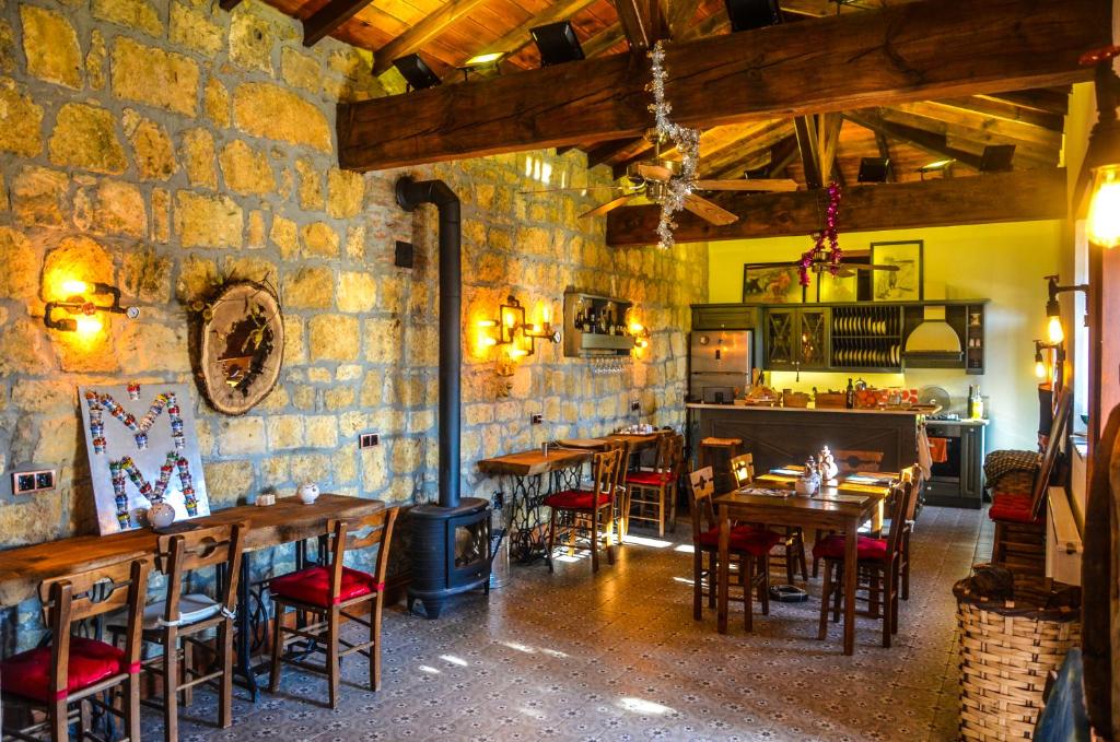 クィチュックユにあるMavras Tas Odalarの石壁のレストラン