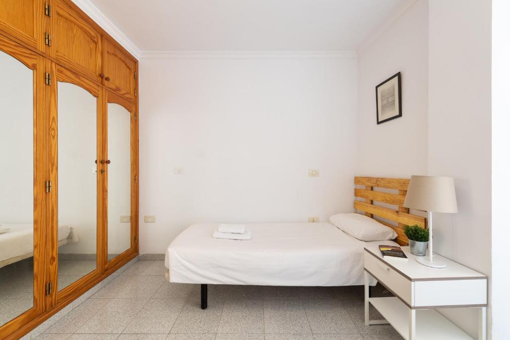 A bed or beds in a room at Next to the beach 5 beds - Wifi by CanariasGetaway