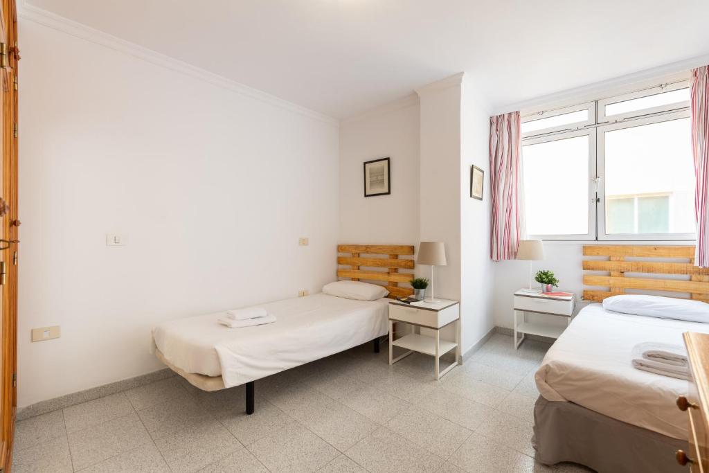 A bed or beds in a room at Next to the beach 5 beds - Wifi by CanariasGetaway