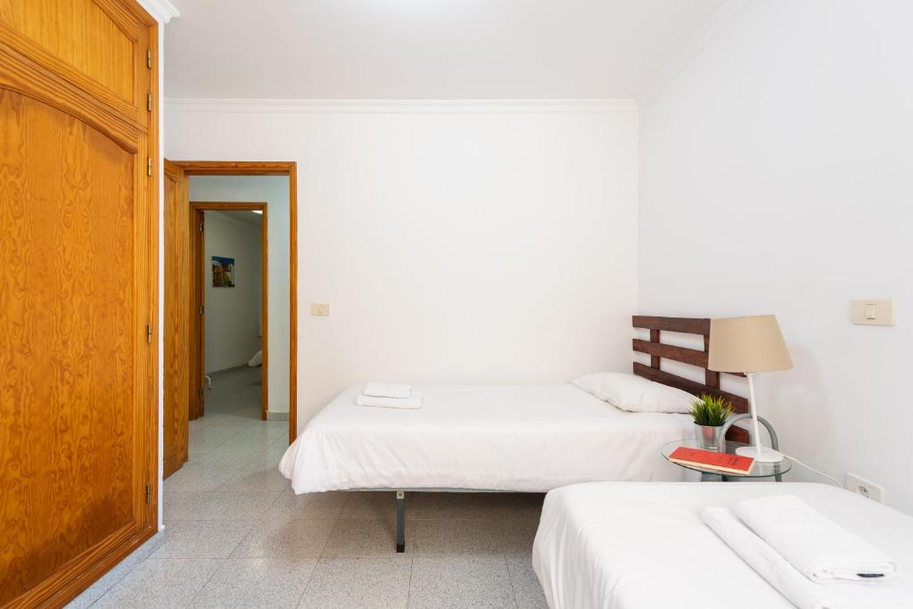 A bed or beds in a room at Next to the beach 5 beds - Wifi by CanariasGetaway