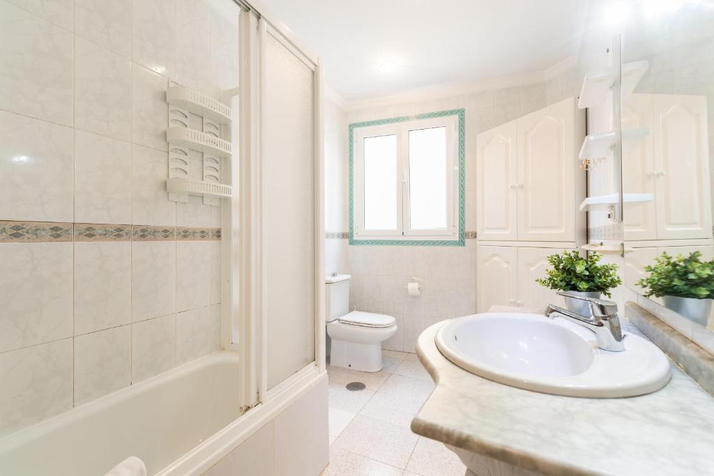 A bathroom at Next to the beach 5 beds - Wifi by CanariasGetaway