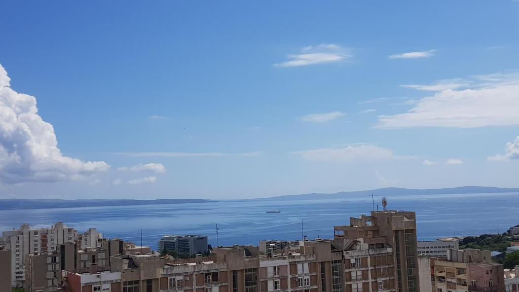 vistas a una ciudad con edificios y al océano en LEILANI -Stunning view apartment near the center! en Split