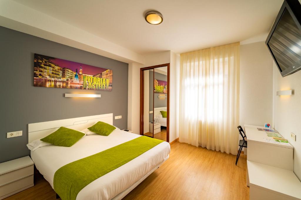 
Cama o camas de una habitación en Hotel Centro Vitoria AutoCheckIn
