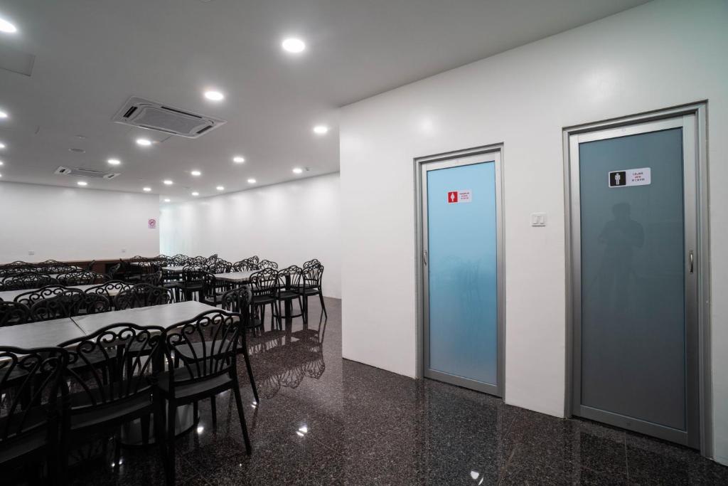 a room with a bunch of tables and chairs at Crystal Garden Hotel (Tasik Selatan) in Kuala Lumpur