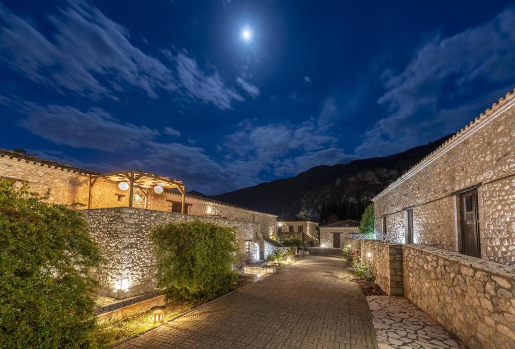 eine Gasse in der Nacht mit dem Mond im Himmel in der Unterkunft Semantron Traditional Village in Diakopto