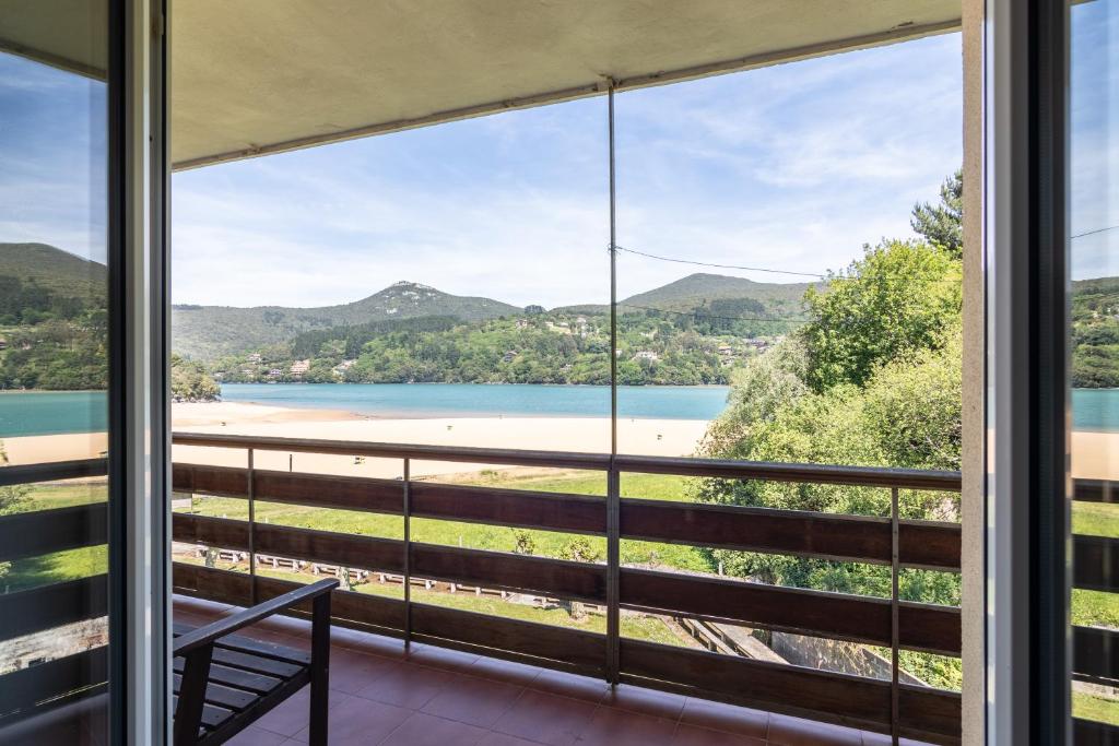 una ventana con vistas a la playa en Sukarrieta apartment by People Rentals, en Busturia