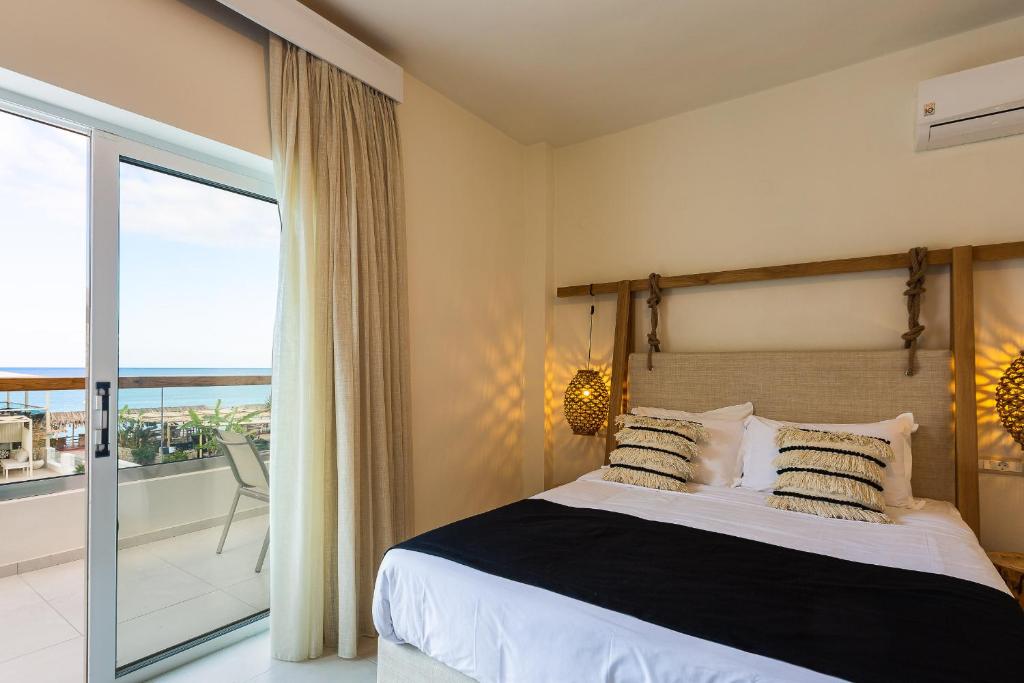 Кровать или кровати в номере Nostos Beach Boutique Hotel