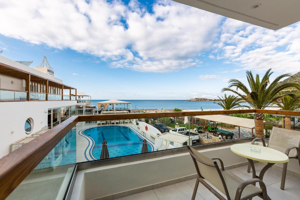 Бассейн в Nostos Beach Boutique Hotel или поблизости