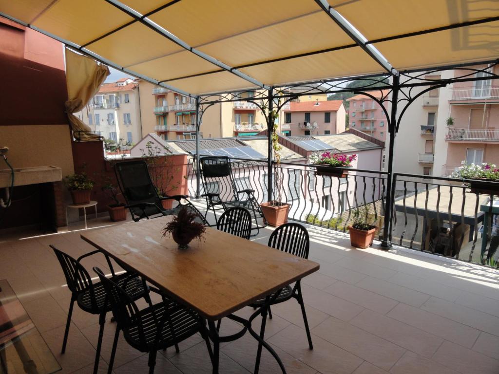 eine Terrasse mit einem Tisch und Stühlen auf dem Balkon in der Unterkunft La Lampara in Sestri Levante
