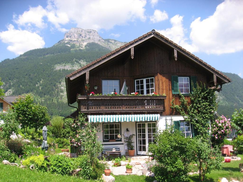 a house with a mountain in the background at Villa Laske in Altaussee