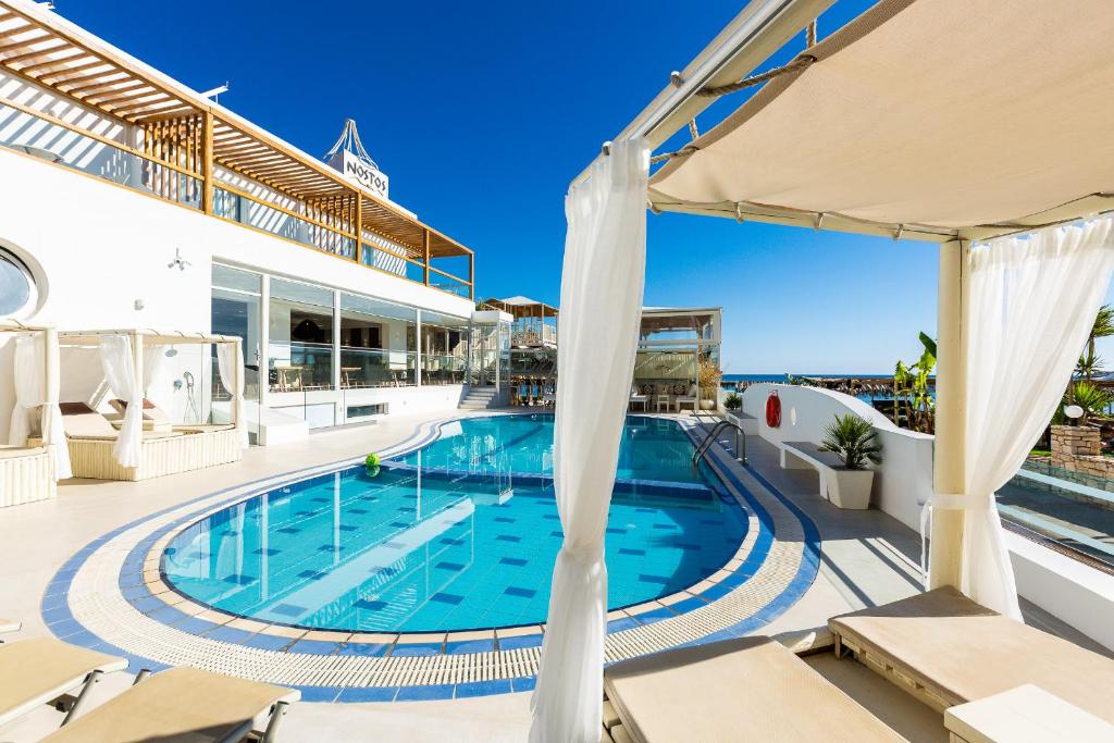 Бассейн в Nostos Beach Boutique Hotel или поблизости