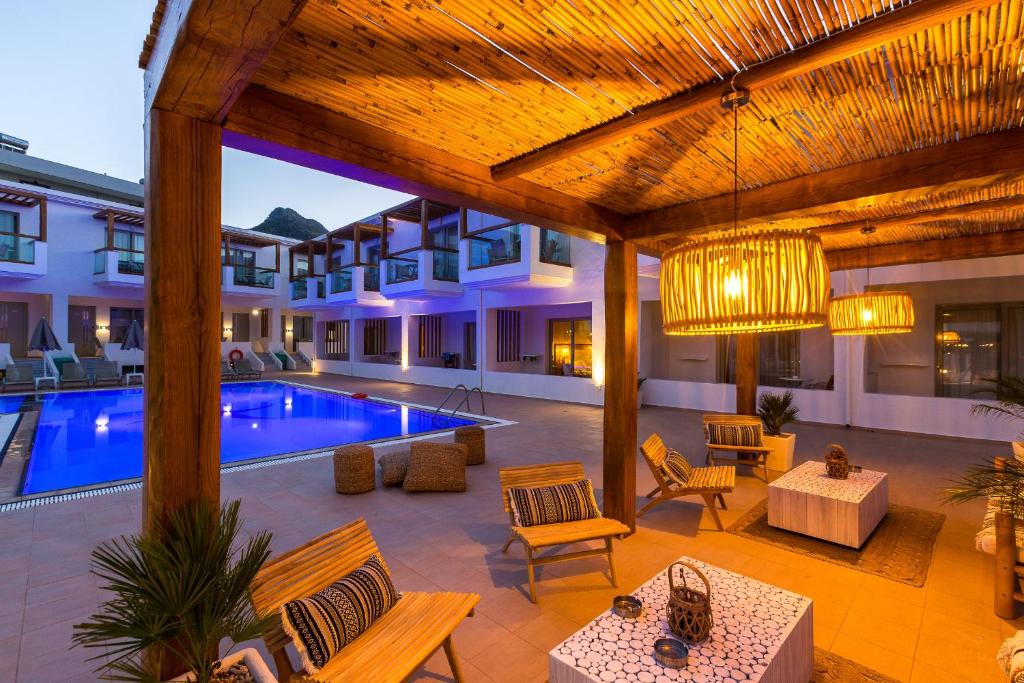 Бассейн в Nostos Beach Boutique Hotel или поблизости