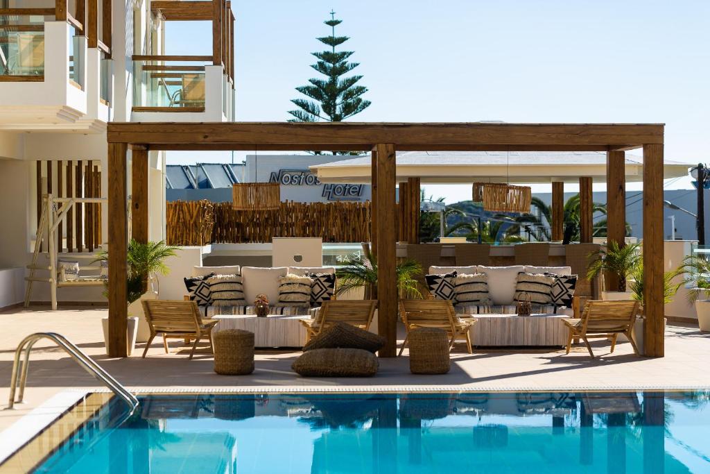 Бассейн в Nostos Beach Boutique Hotel или поблизости