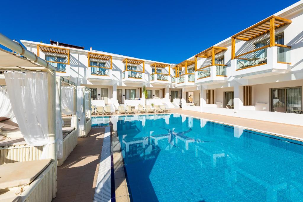 Бассейн в Nostos Beach Boutique Hotel или поблизости