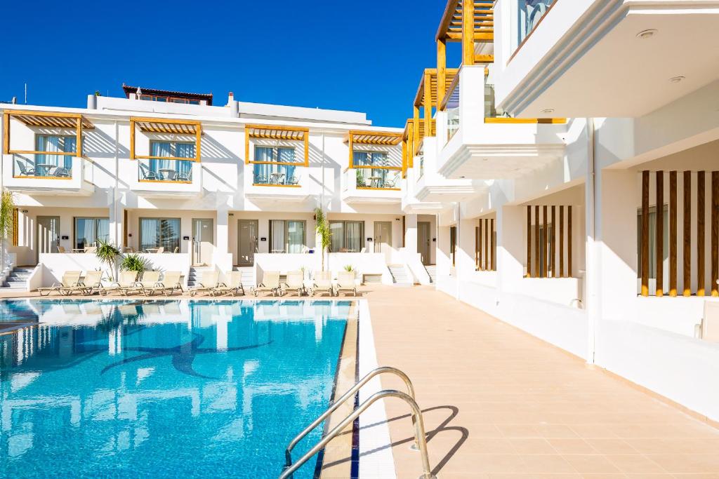 Бассейн в Nostos Beach Boutique Hotel или поблизости