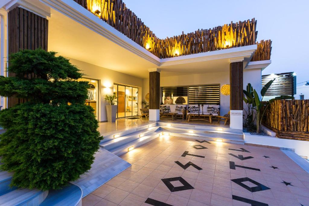 Телевизор и/или развлекательный центр в Nostos Beach Boutique Hotel