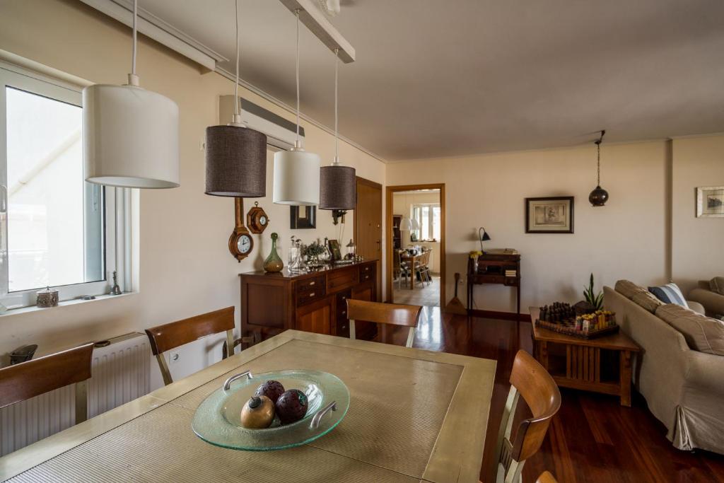 Posedenie v ubytovaní Family getaway, spacious and luxurious, sea view, terrace, next to Voula beach, 20min from center