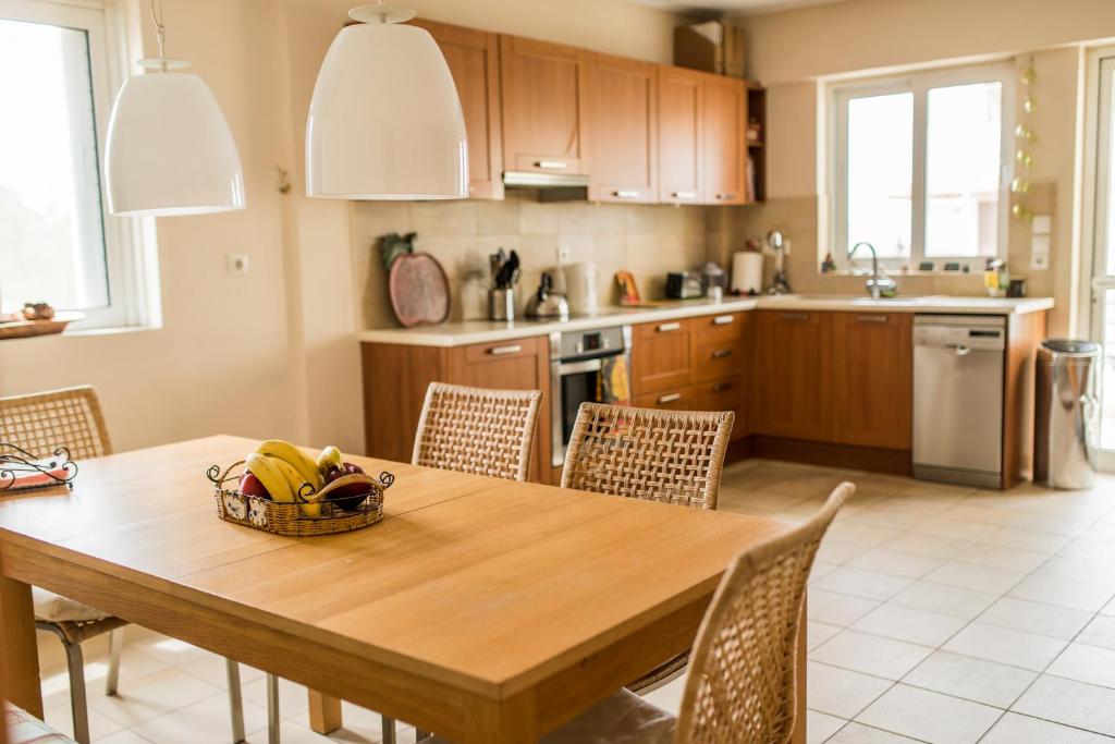 Kuchyňa alebo kuchynka v ubytovaní Family getaway, spacious and luxurious, sea view, terrace, next to Voula beach, 20min from center