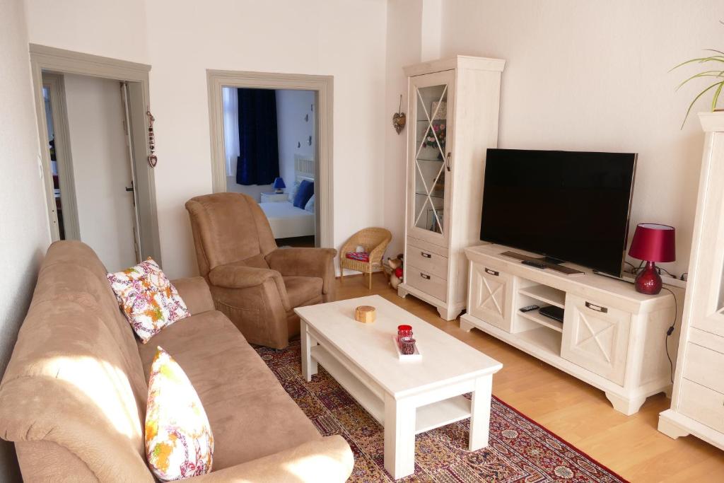 ein Wohnzimmer mit Couch und Flachbildfernseher in der Unterkunft Spatzennest in Wernigerode