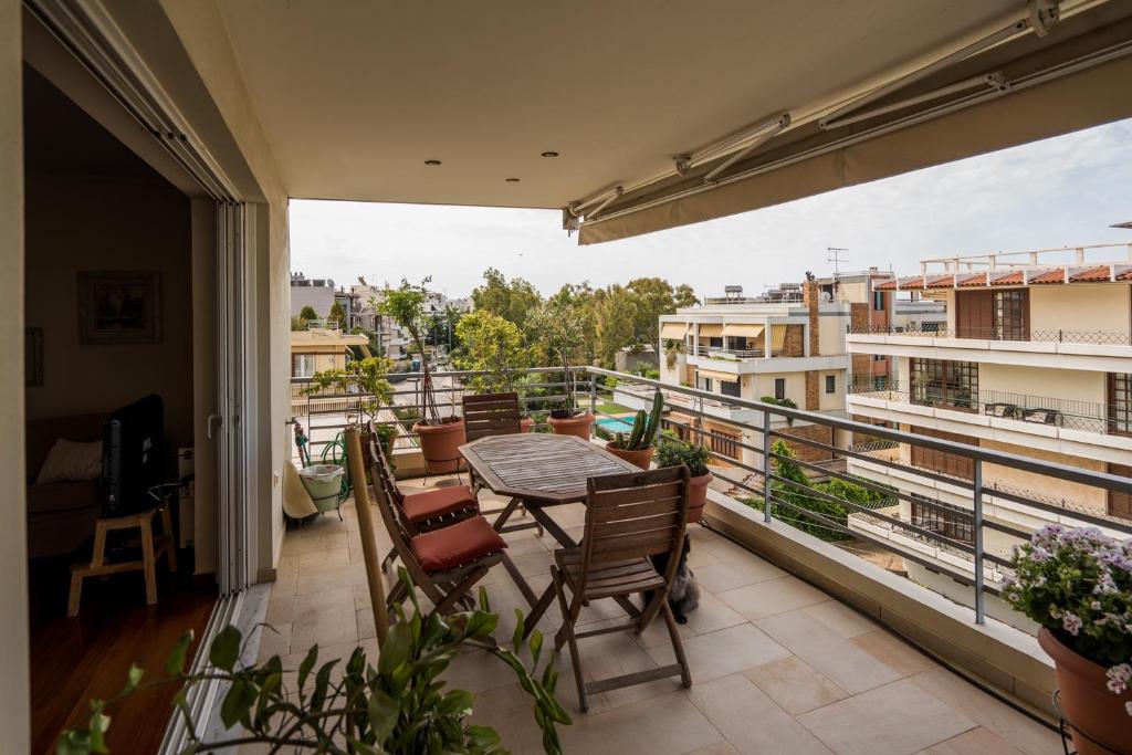 Balkón alebo terasa v ubytovaní Family getaway, spacious and luxurious, sea view, terrace, next to Voula beach, 20min from center