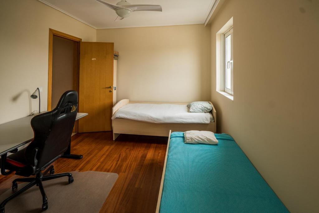 Posteľ alebo postele v izbe v ubytovaní Family getaway, spacious and luxurious, sea view, terrace, next to Voula beach, 20min from center