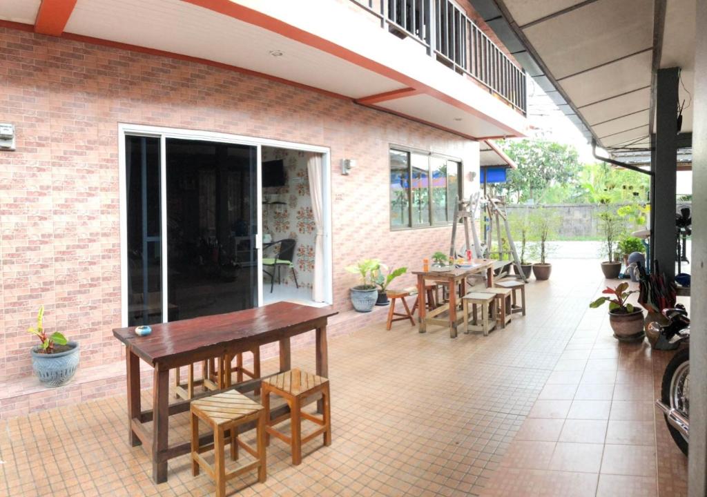 Uma varanda ou terraço em Sirikul Mansion
