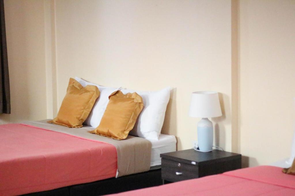 Uma cama ou camas num quarto em Sirikul Mansion