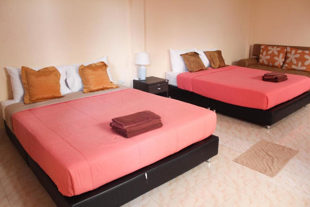Uma cama ou camas num quarto em Sirikul Mansion