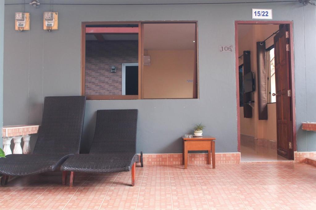 Uma área de estar em Sirikul Mansion