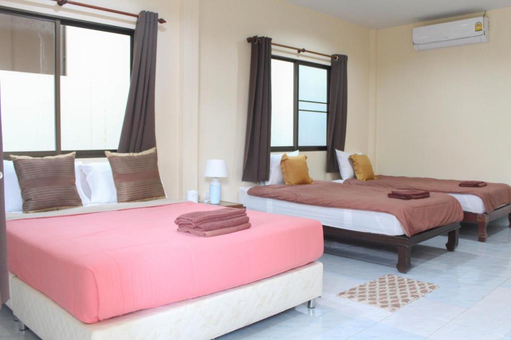 Uma cama ou camas num quarto em Sirikul Mansion