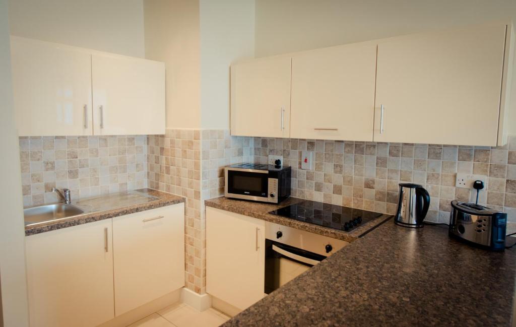 Kuchyň nebo kuchyňský kout v ubytování Aspect Hotel Park West